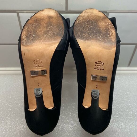 BADGLEY Mischka Black Satin Heels 👠size 7-fits Like Size 6 - Picture 4 of 8